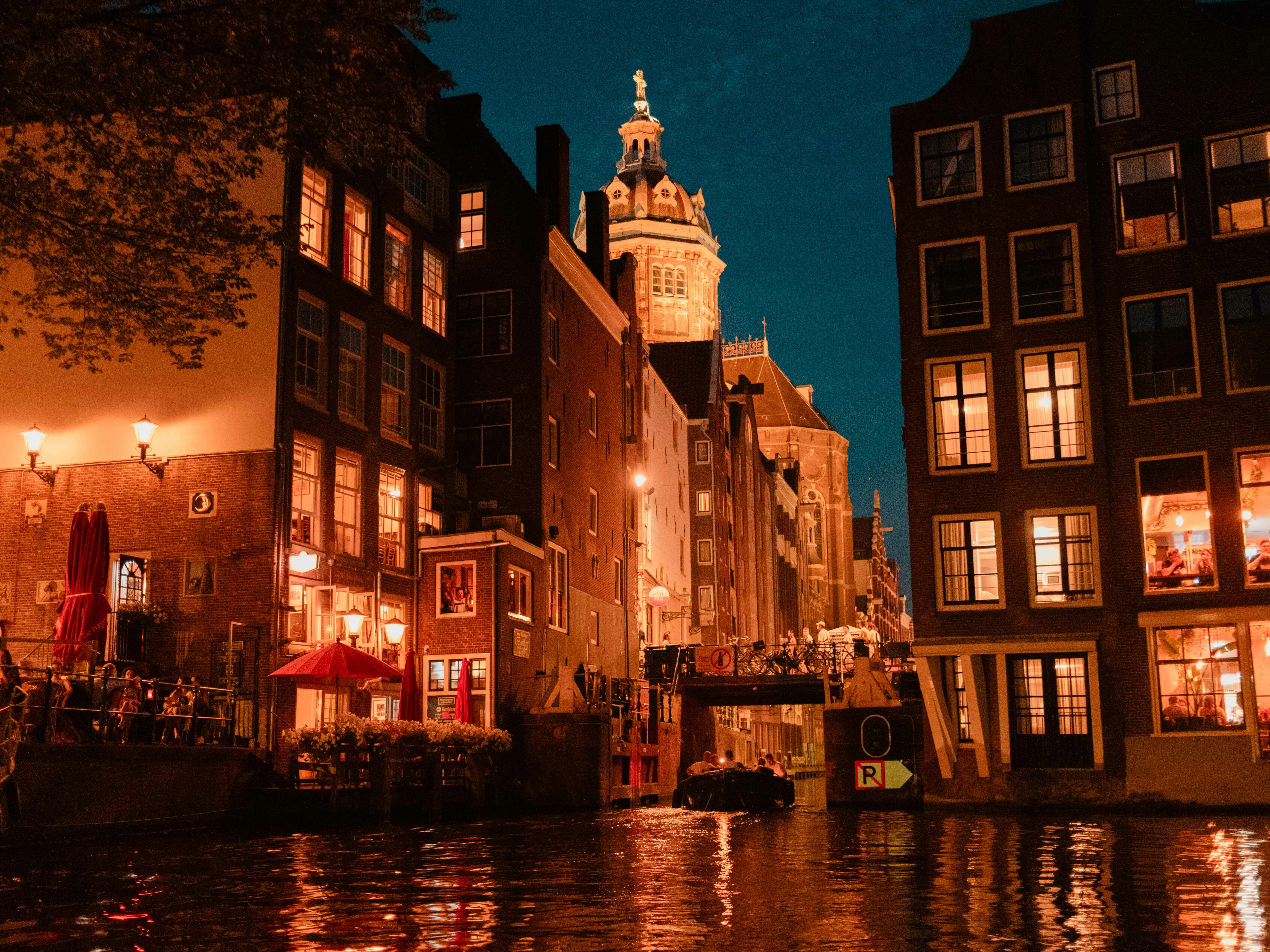 Amsterdam grachten in de avond