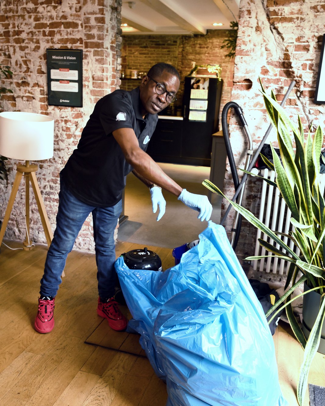 Medewerker van Bickmann Schoonmaak verzorgt het afval in een kantoor